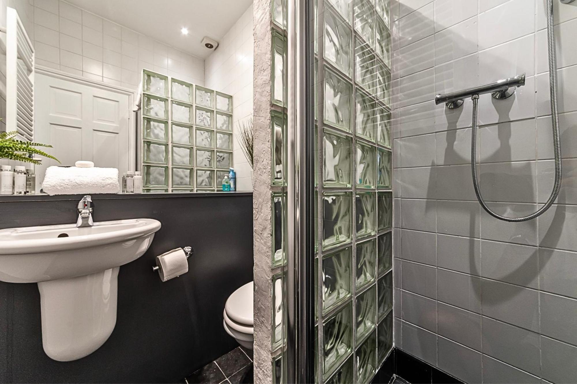The Secret Kensington Garden Mews-2 Bedroom Full House-2 Train Lines- Spacious-Kings Road- Harrods -Chelsea Stadium-Private Small Patio Londres Extérieur photo