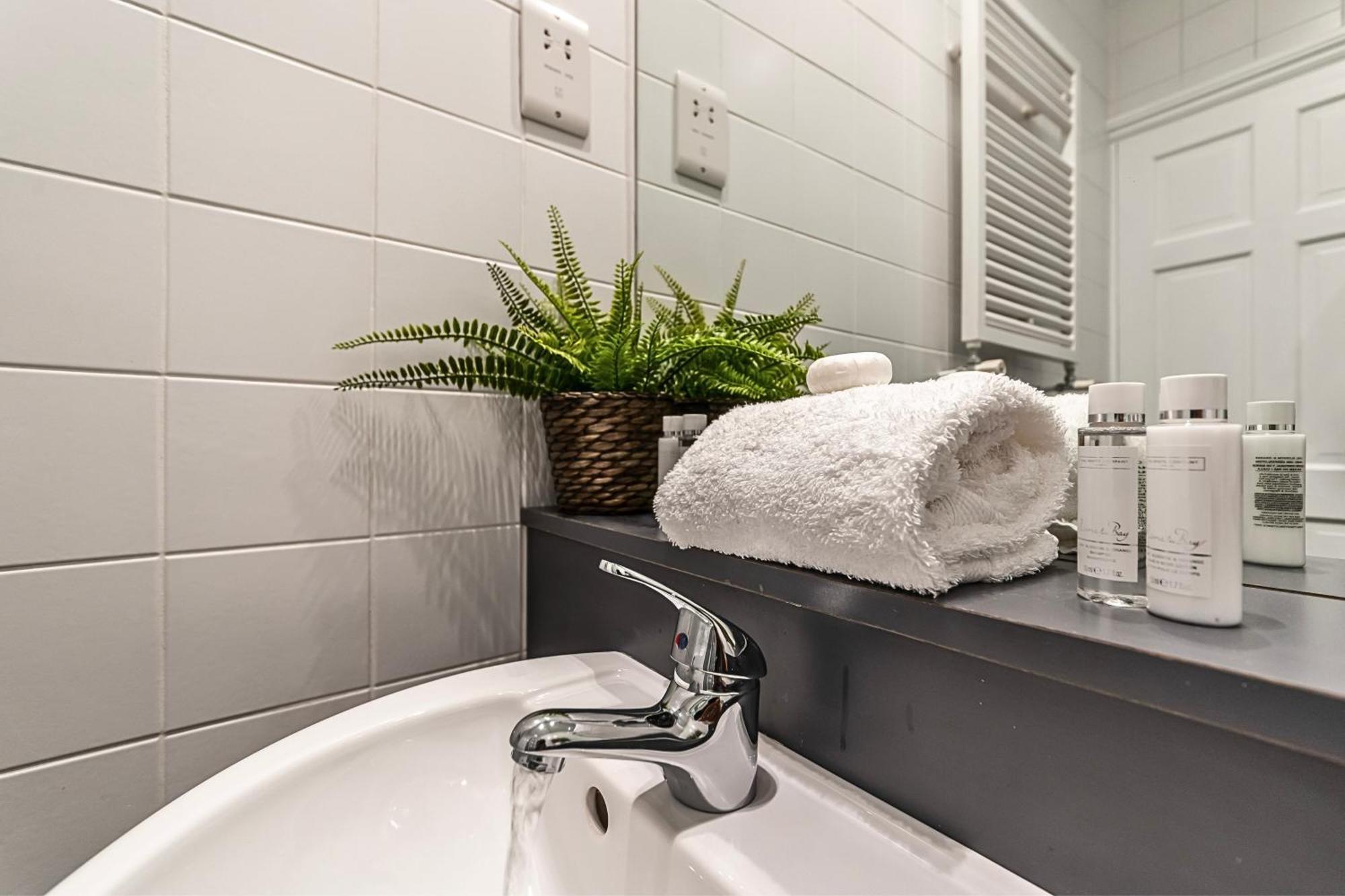 The Secret Kensington Garden Mews-2 Bedroom Full House-2 Train Lines- Spacious-Kings Road- Harrods -Chelsea Stadium-Private Small Patio Londres Extérieur photo