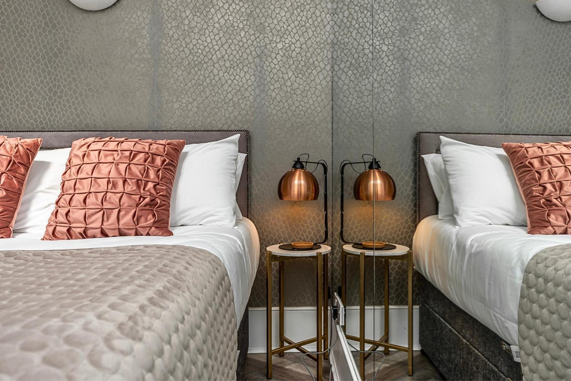 The Secret Kensington Garden Mews-2 Bedroom Full House-2 Train Lines- Spacious-Kings Road- Harrods -Chelsea Stadium-Private Small Patio Londres Extérieur photo