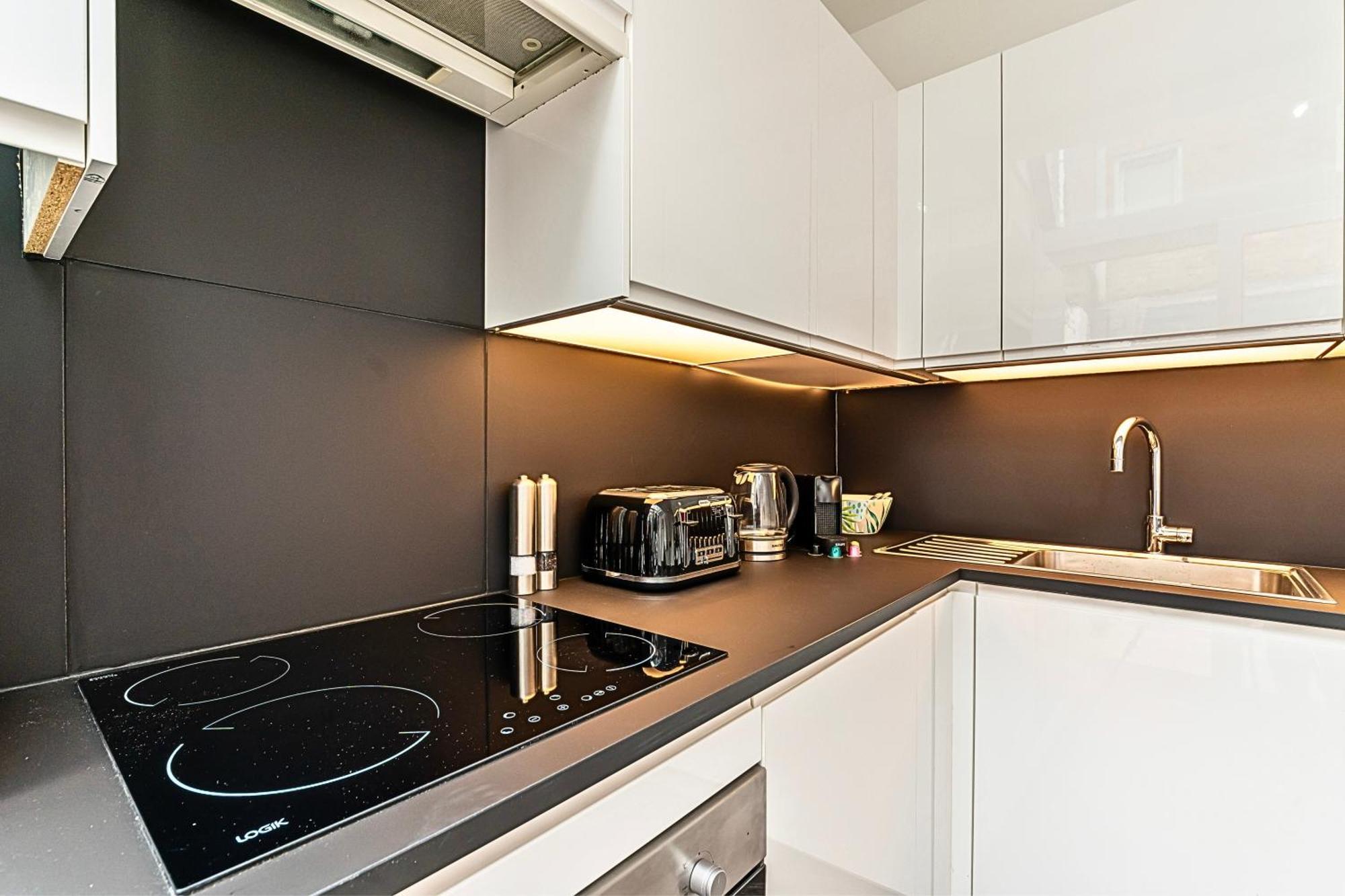 The Secret Kensington Garden Mews-2 Bedroom Full House-2 Train Lines- Spacious-Kings Road- Harrods -Chelsea Stadium-Private Small Patio Londres Extérieur photo