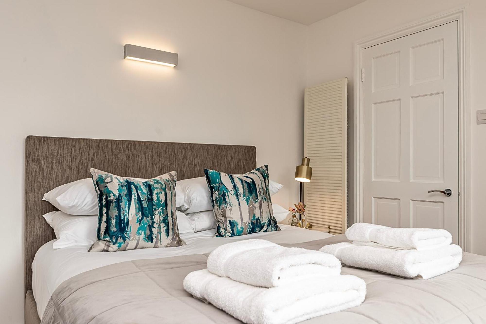 The Secret Kensington Garden Mews-2 Bedroom Full House-2 Train Lines- Spacious-Kings Road- Harrods -Chelsea Stadium-Private Small Patio Londres Extérieur photo