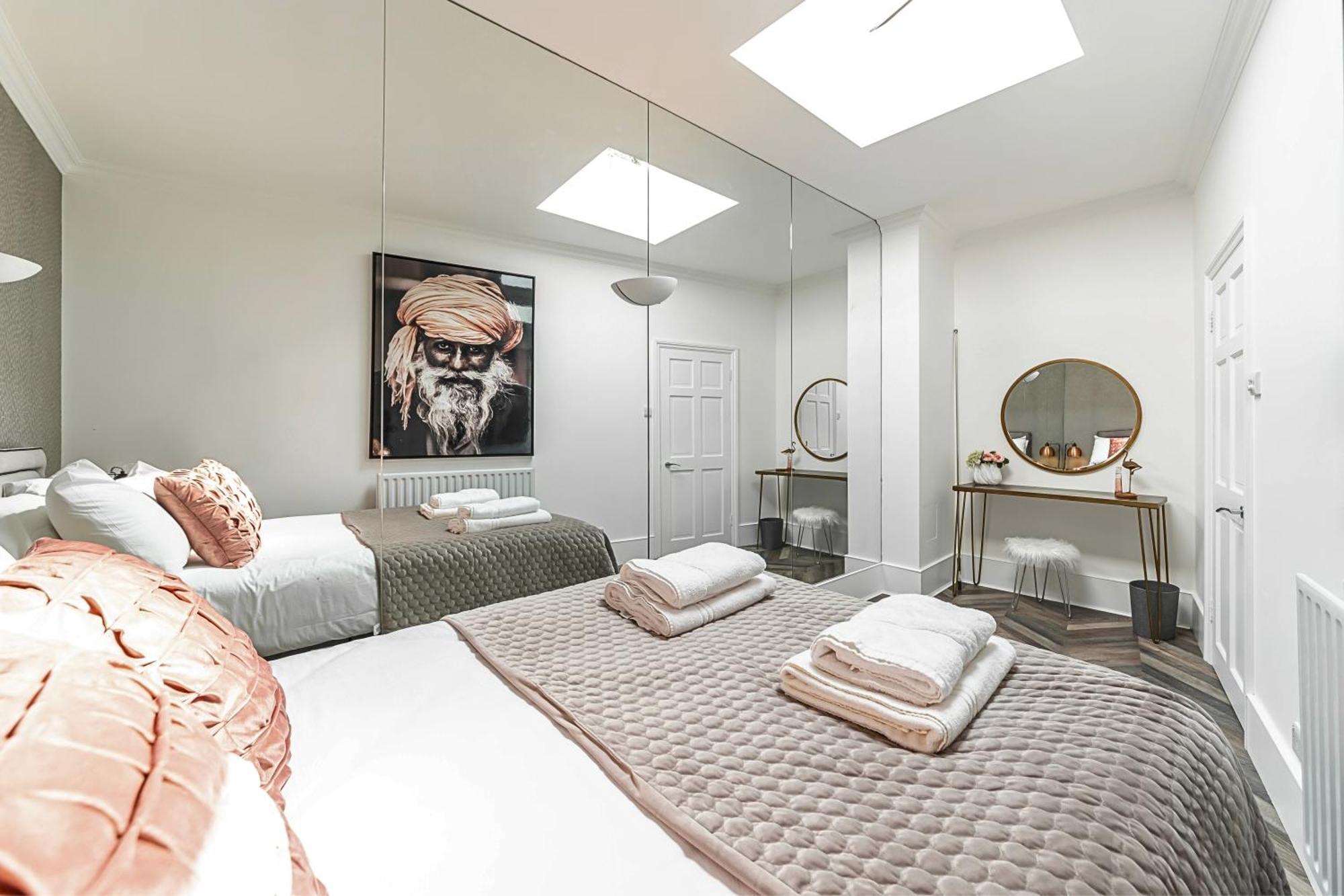 The Secret Kensington Garden Mews-2 Bedroom Full House-2 Train Lines- Spacious-Kings Road- Harrods -Chelsea Stadium-Private Small Patio Londres Extérieur photo