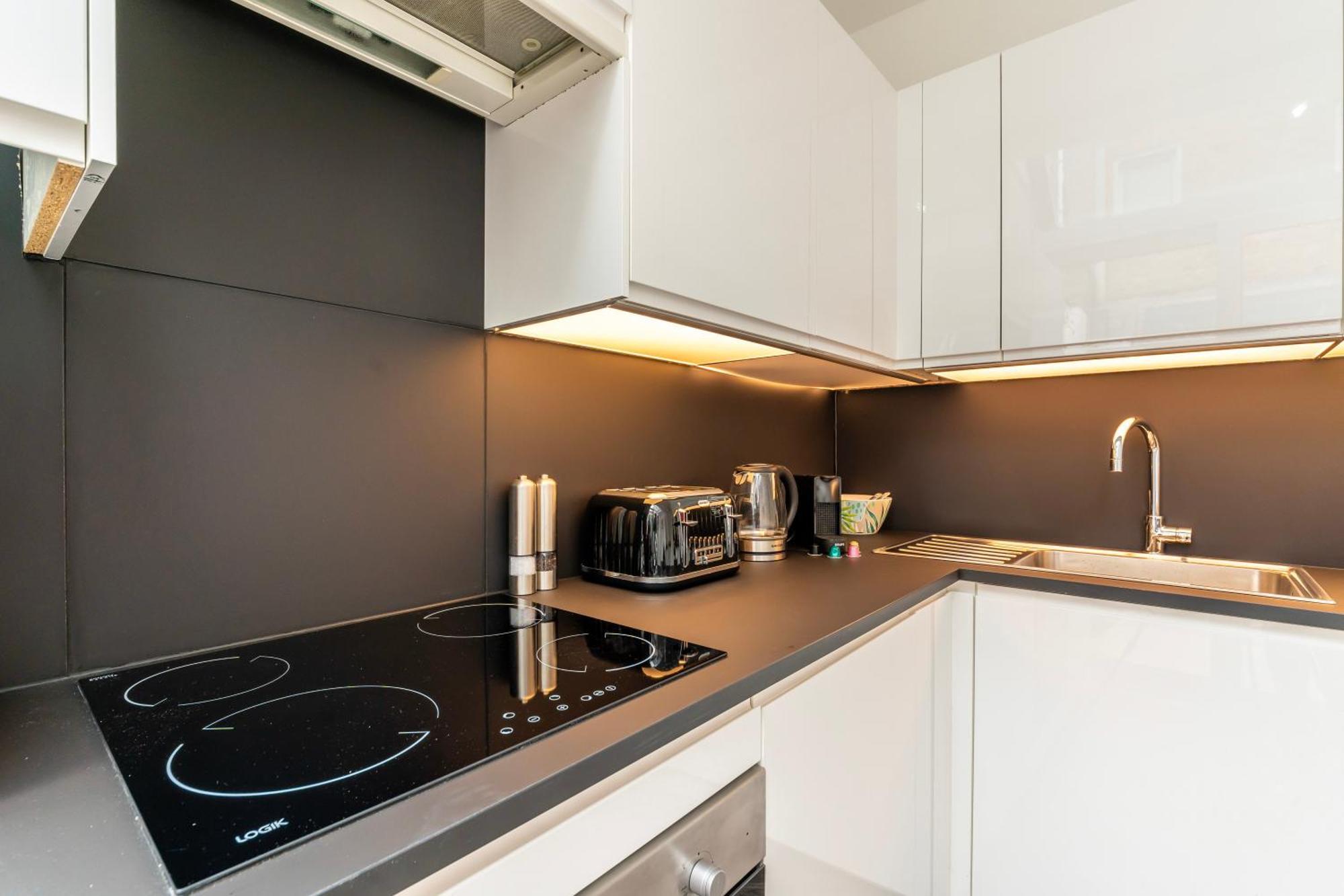 The Secret Kensington Garden Mews-2 Bedroom Full House-2 Train Lines- Spacious-Kings Road- Harrods -Chelsea Stadium-Private Small Patio Londres Extérieur photo