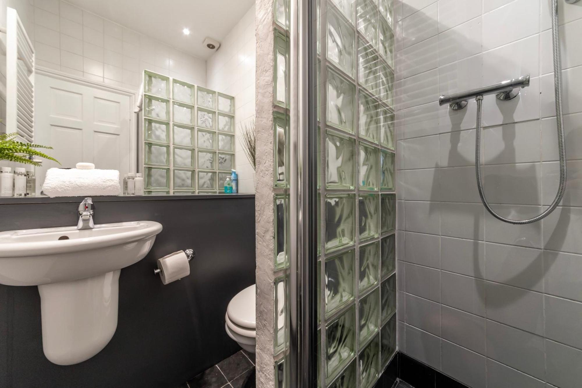 The Secret Kensington Garden Mews-2 Bedroom Full House-2 Train Lines- Spacious-Kings Road- Harrods -Chelsea Stadium-Private Small Patio Londres Extérieur photo