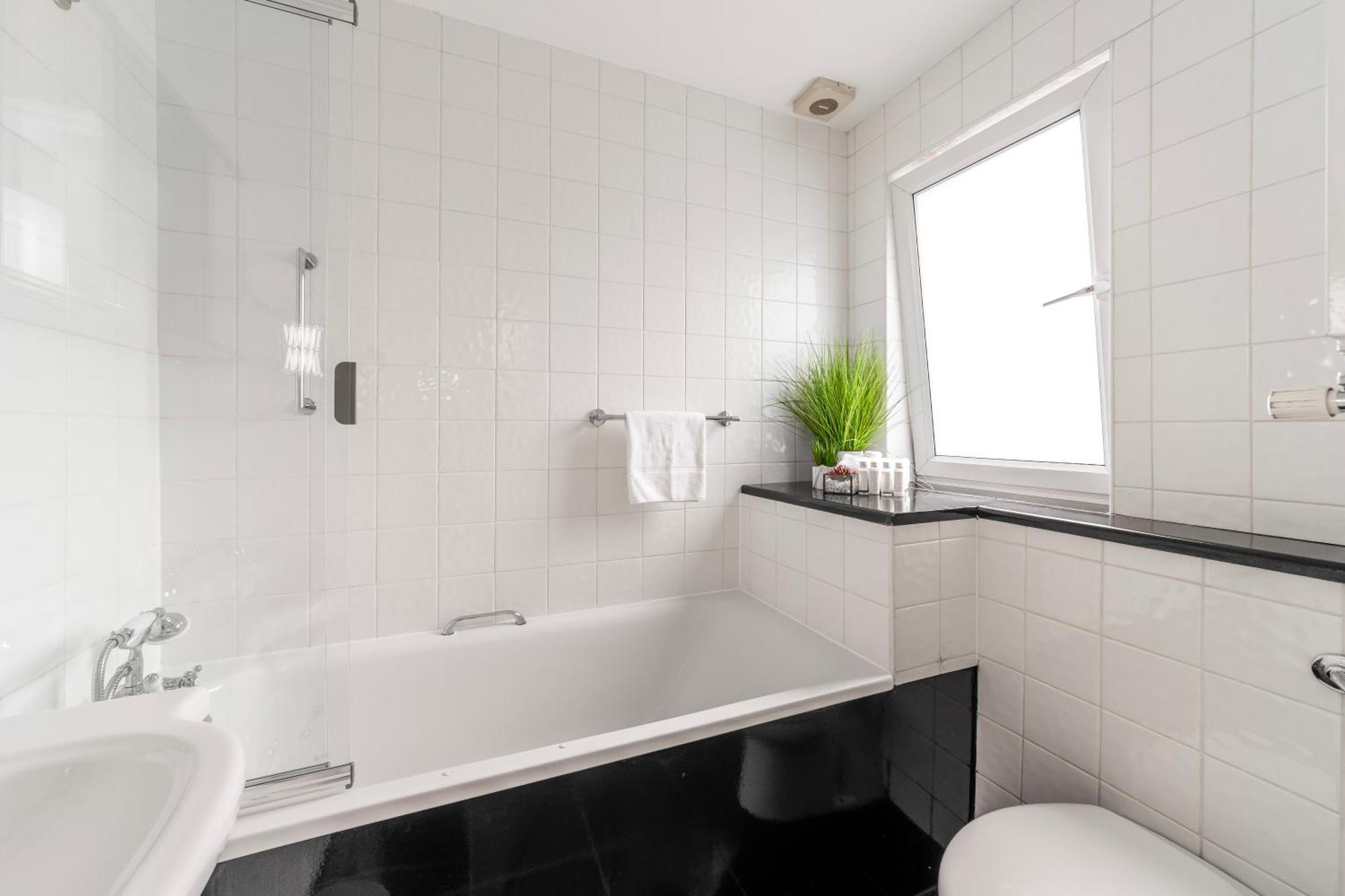 The Secret Kensington Garden Mews-2 Bedroom Full House-2 Train Lines- Spacious-Kings Road- Harrods -Chelsea Stadium-Private Small Patio Londres Extérieur photo